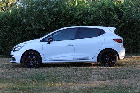 The new clio rs builds upon its predecessor's favorable reviews, bringing a bit more attention to details both on the exterior and interior of the car. 03 Clio 4 RS Cup blanche - Clio RS Concept