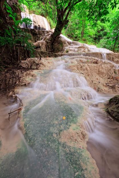 Cascada De Piedra Caliza En El Bosque Tropical Al Oeste De Tailandia