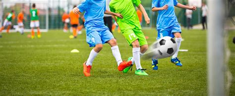 Eingearbeitete schulterpolster verleihen kleinen sportenthusiasten ein besonders breites erscheinungsbild und erwecken den eindruck von darunter getragener. Fußball-Fußball-Tritt Fußballspielerduell Kinder, Die ...