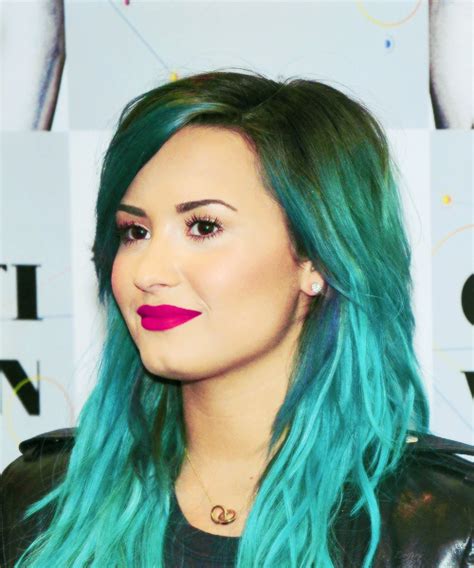 Demi lovato half up hair: OMG, her hair (With images) | Demi lovato hair, Demi ...