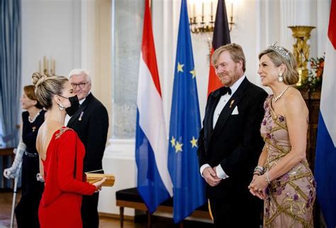 Collection with 653 high quality pics. Sylvie Meis begroet Willem-Alexander en Máxima bij ...