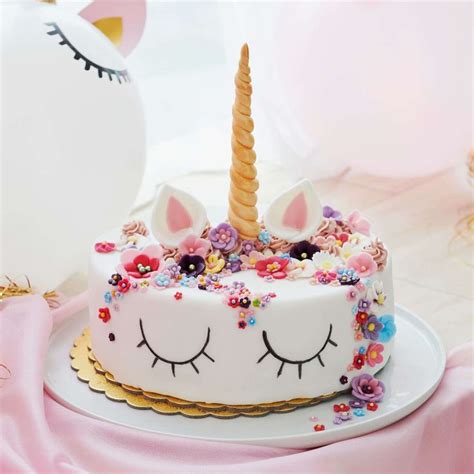 Geburtstag haben ist eine große sache und muss mit allen freunden und viel kuchen gefeiert werden. Einhorn-Torte | Rezept in 2020 | Kuchen kindergeburtstag ...