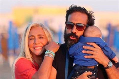 Era stata la stessa mara a raccontare in un'intervista che il rapporto con il figlio non era stato facile. Mara Venier: Rapporto poco sereno con mio figlio Paolo ...