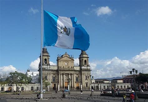 Esta ley determina quiénes tienen derecho a usar la bandera. Próximo sábado 17 agosto, se conmemora el día de la ...