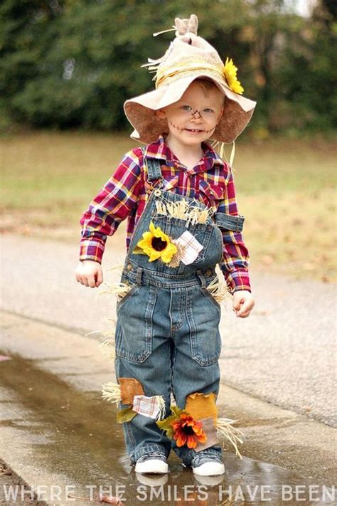 Moms the scarecrow and dad welded his costume together to be the tin man ! 27 DIY Wizard of Oz Halloween Costumes for Dorothy, Scarecrow and the Whole Group