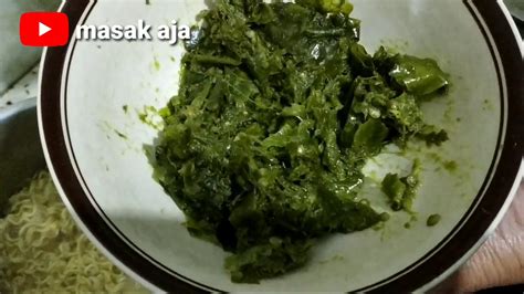 1 bungkus mie lemonilo rasa kari ayam (warna kuning), 5 buah cabe rawit hijau, 50 gr jamur kuping, 1/2 helai daun bawang, 4 buah bakso ukuran kecil, 3/4 gelas susu uht (ak pake ultra full cream), 10 gr keju parut untuk taburan, 1 butir telur, air untuk memasak mie. cara masak mie sedap soto ayam extra cabe hijau - YouTube