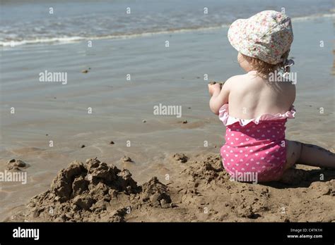 Sand Und Wasserspiele Aus Der Kindheit Fotos Und Bildmaterial In