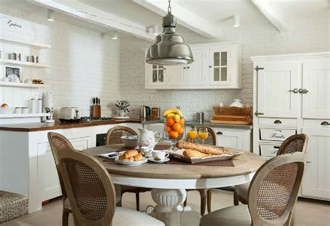 El diseño de la mesa combina el blanco clásico con la calidez de la madera maciza. vilmupa-Comer en la cocina