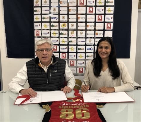 كانت له عدل عشر رقاب، وكتبت له مئة حسنة، ومحيت عنه مئة سيئة، وكانت له حرزا من الشيطان. نيس الفرنسى يعلن تجديد عقد مروة عيد عبد الملك - اليوم السابع