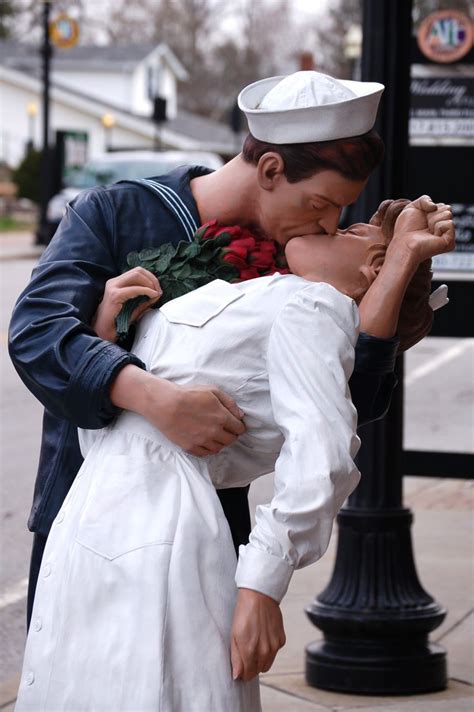 Sailor And Nurse Kiss Statue In My City Statue Sailor Famous Photos