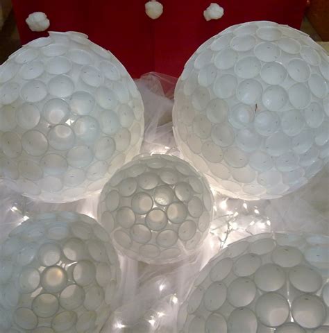 Spillate i bicchieri e realizzate il primo cerchio, spillate poi i bicchieri della fila superiore in modo alternato rispetto a quelli della fila inferire e continuate così fino a creare una sfera. Decorazioni natalizie di plastica - supermamma