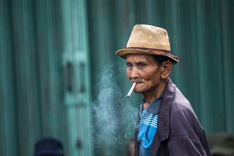 Kami juga menyuguhkan review, harga, & foto mobil, motor dan truk yang anda cari di indonesia 34++ Gambar Orang Tua Merokok Keren - Gambar Keren HD