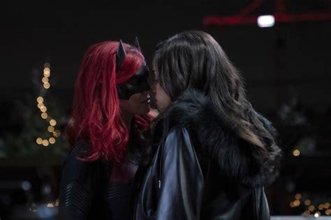 Batwoman Gets The Gotham Kiss She Deserves Gallery Reel 360 At The Intersection Of