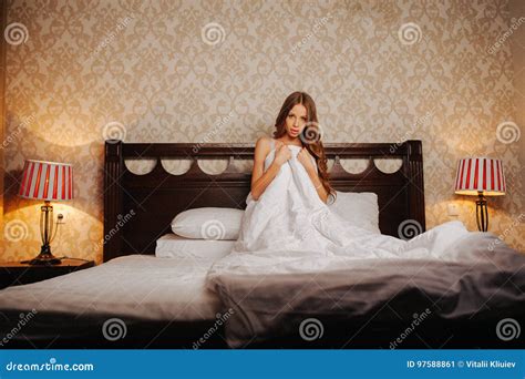Naakte Vrouw Omvat Door De Deken Op Het Bed Stock Afbeelding Image Of