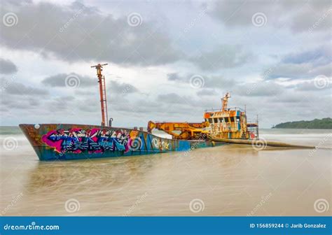 Barco Abandonado En La Playa Foto De Archivo Imagen De Envase Tronco