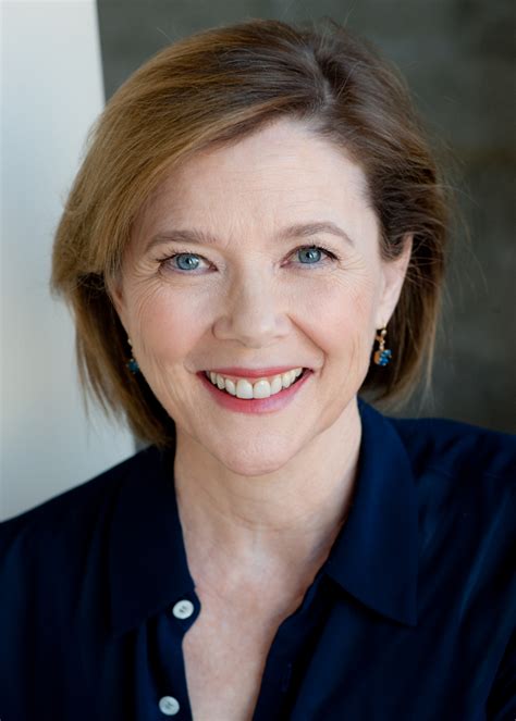 With a new crush on the popular boy in school, annette becomes the target of his jealous girlfriend. Annette Bening