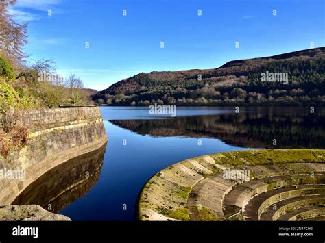 The Bellmouth Spillway And Wall At Ladybower Reservoir Stock Photo Alamy