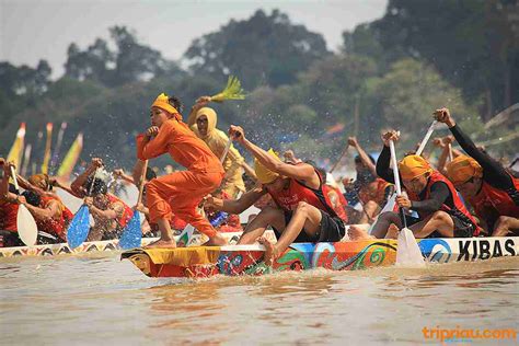 Perahu ini digunakan untuk perdagangan dan peperangan. PACU JALUR BELUM LAYAK BERTARAF "LEVEL DUNIA"