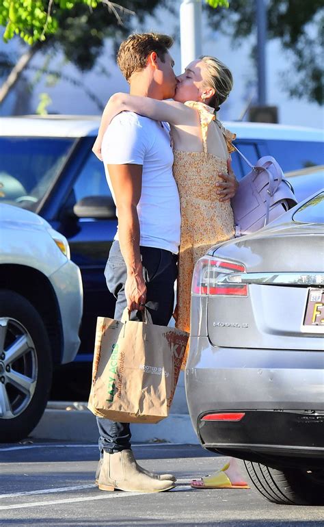 Brie Larson fotografada beijando Elijah Allan Blitz após derramamento de Alex Greenwald Notícias