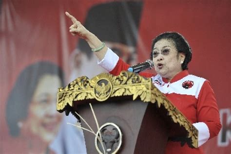 Kalau anda tanya megawati, megawati sangat bagus dalam statement yang umum, mendasar seperti 'saya bersedia menjadi presiden', 'nkri hari ini megawati kembali berbicara mengenai perbatasan. Megawati Berencana Hadiri Hari Sumpah Pemuda di Bandung ...