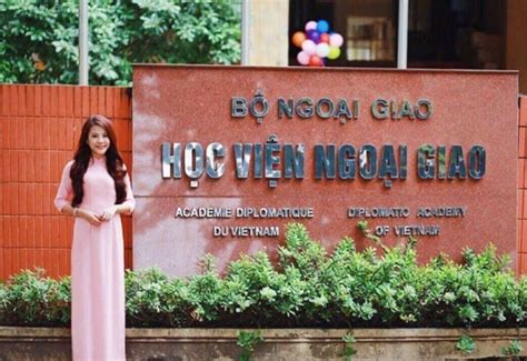Trường thpt chuyên ngoại ngữ luôn nằm trong top những trường thpt có điểm thi đại học (trước đây) và thpt quốc gia (hiện nay) cao nhất toàn quốc. Điểm chuẩn ngành Ngôn ngữ Anh của các trường Đại học ở Hà Nội