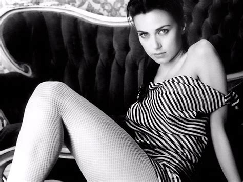 Mia Kirshner Hot Pictures Photo Gallery And Wallpapers