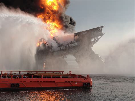 Взрыв нефтяной платформы deepwater horizon — авария (взрыв и пожар), произошедшая 20 апреля 2010 года в 80 километрах от побережья штата луизиана в мексиканском заливе на. Deepwater Horizon Oil Rig: The First 36 Hours - Neatorama
