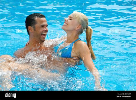 Couple embrace bathing in pool Fotos und Bildmaterial in hoher Auflösung Alamy