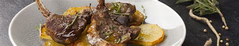 Le costolette d'agnello al forno sono un secondo piatto perfetto da servire nel giorno di pasqua, insieme alle patate piaceranno a tutti! Costolette d'agnello arrosto