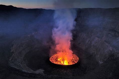 Monte nyiragongo, uno de los volcanes más activos del mundo entró en erupción, provocando pánico en la cercana ciudad de goma. art - sculptures - philip moerman - www.moermansculptures ...