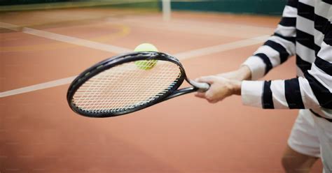 Foto Zum Thema Aktiver Tennisspieler Schlägt Tennisball Mit Schläger