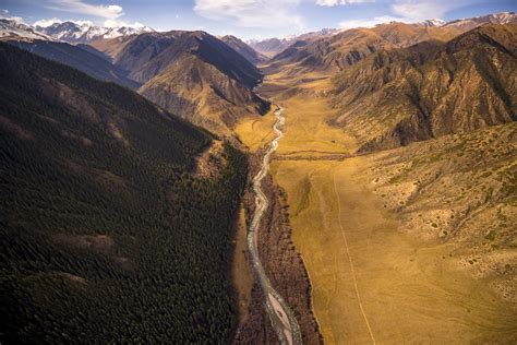 Перевод слова river, американское и британское произношение, транскрипция, словосочетания, однокоренные слова, примеры использования. Let's fly over the Chilik River · Kazakhstan travel and ...