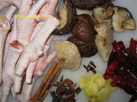Dalam resipi vegetarian / vegan ini untuk cendawan hitam goreng cina tambah cendawan kering direndam dan direbus. DAUN KARI Masakan Malaysia.....: KAKI AYAM MASAK KICAP