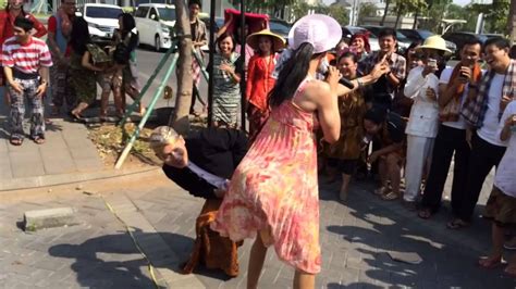 Kali ini zaskia gotik disorot media lagi lantaran goyang nya yang terlalu hot. Zaskia Gotik Surabaya - 1000 Alasan - YouTube