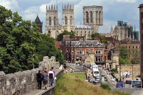 York named Britain's 'best place to live' by guide - BBC News