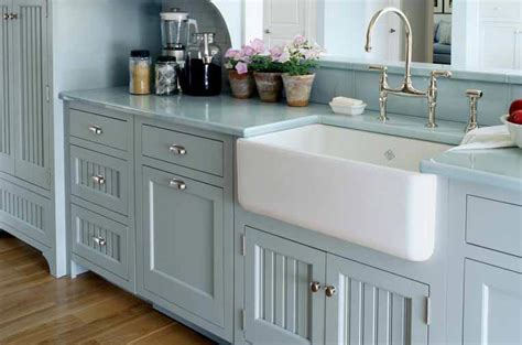 Are your kitchen cupboards a jumbled mess? Farmhouse Sink Options for Kitchen - HomesFeed