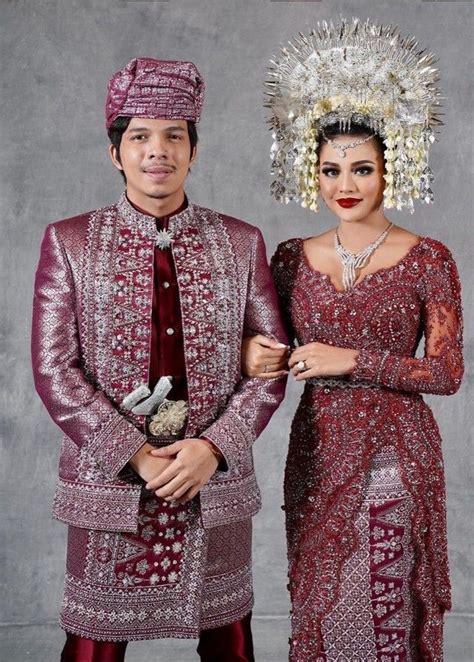 7 Pesona Artis Cantik Indonesia Pakai Suntiang Minang Saat Nikah