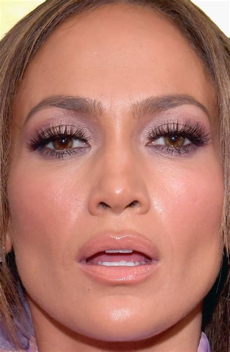 Close Up Of Jennifer Lopez At The 2017 Grammy Awards Jennifer Lopez Makeup Jennifer Lopez
