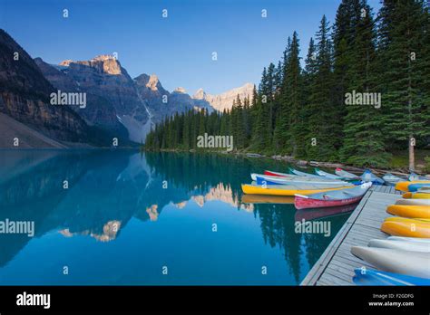 Canoa Al Lago Moraine Nella Valle Dei Dieci Picchi Il Parco Nazionale