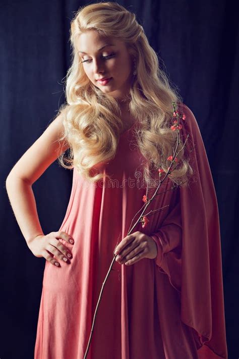 Portrait De Belle Fille Blonde Sensuelle Sexy Dans Une Robe Rose W