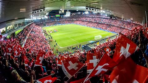 Der schalker stürmer breel embolo ist auf krücken bei der schweizer nationalmannschaft angekommen. Schweizerischer Fussballverband - SFV