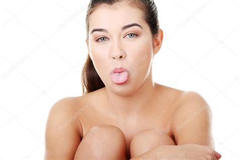 Hermosa mujer desnuda con lengua fuera de la boca fotografía de