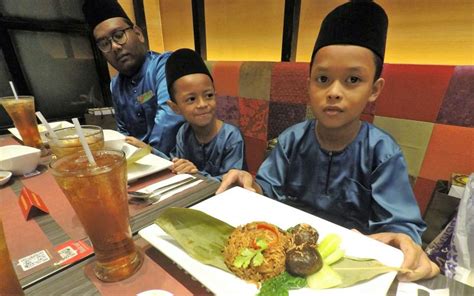 Kejadian yang berlaku bila anak tuan suhaimi a.k.a boboy yang menggerunkan datang ke rumah razif. "DETIK MANIS RAYA" WITH CHILDREN FROM RUMAH BAKTI NUR AIN ...