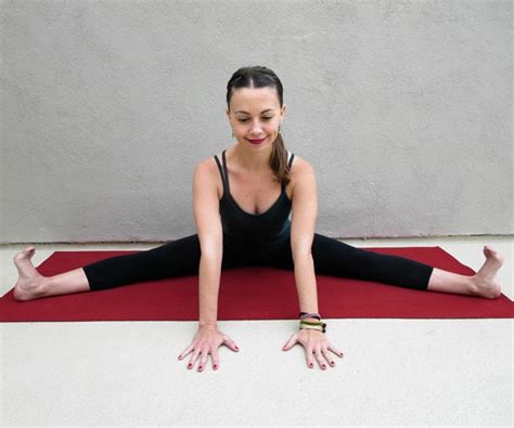 8 Yoga Moves For Stronger Knees The Beachbody Blog