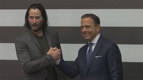 Keanu Reeves Visita São Paulo Provável Cenário De Sua Nova Série Youtube