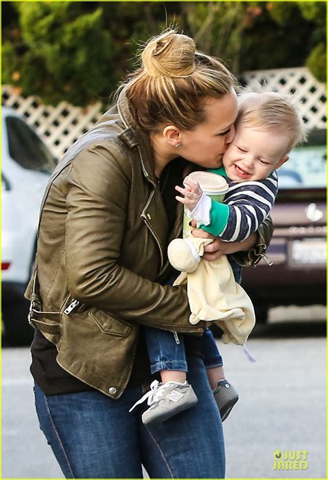Hilary Duff And Mike Comrie Grocery Store Kisses For Luca Photo