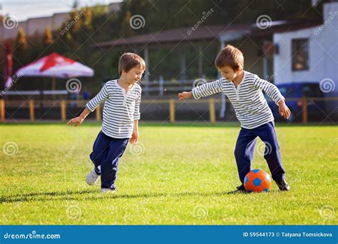 Dos Niños Pequeños Lindos Jugando A Fútbol Imagen De Archivo Imagen