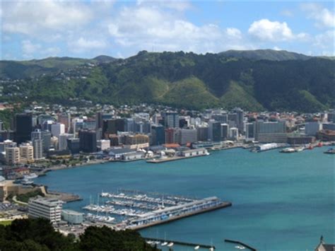 北島（きたじま、ほくとう、英：north island）は、南島 (south island) とともにニュージーランドの主要な国土を形成する島の1つである。世界で14番目に大きな島。 ニュージーランド最大の都市オークランドや首都ウェリントンなど、主要都市の多くが北島に集中し. 2/5 ニュージーランドのエリアガイド ニュージーランド All About
