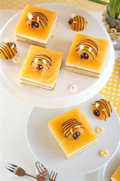 Kuchen mit joghurt und grieß: Bienenkuchen - frühlingshafter Kuchen mit Aprikosen und ...