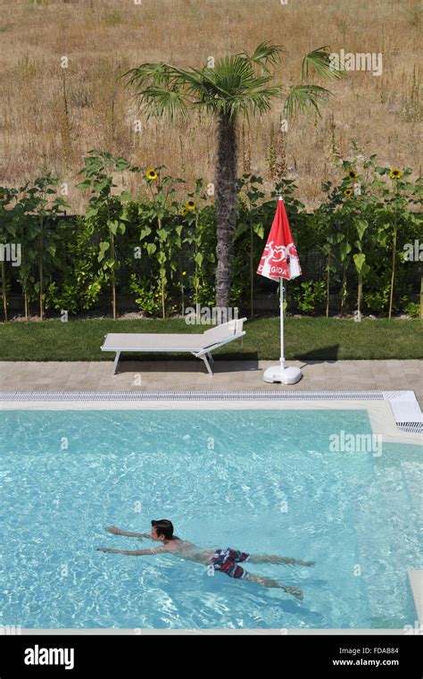 Adolescent Dans Une Piscine Banque De Photographies Et Dimages à Haute Résolution Alamy